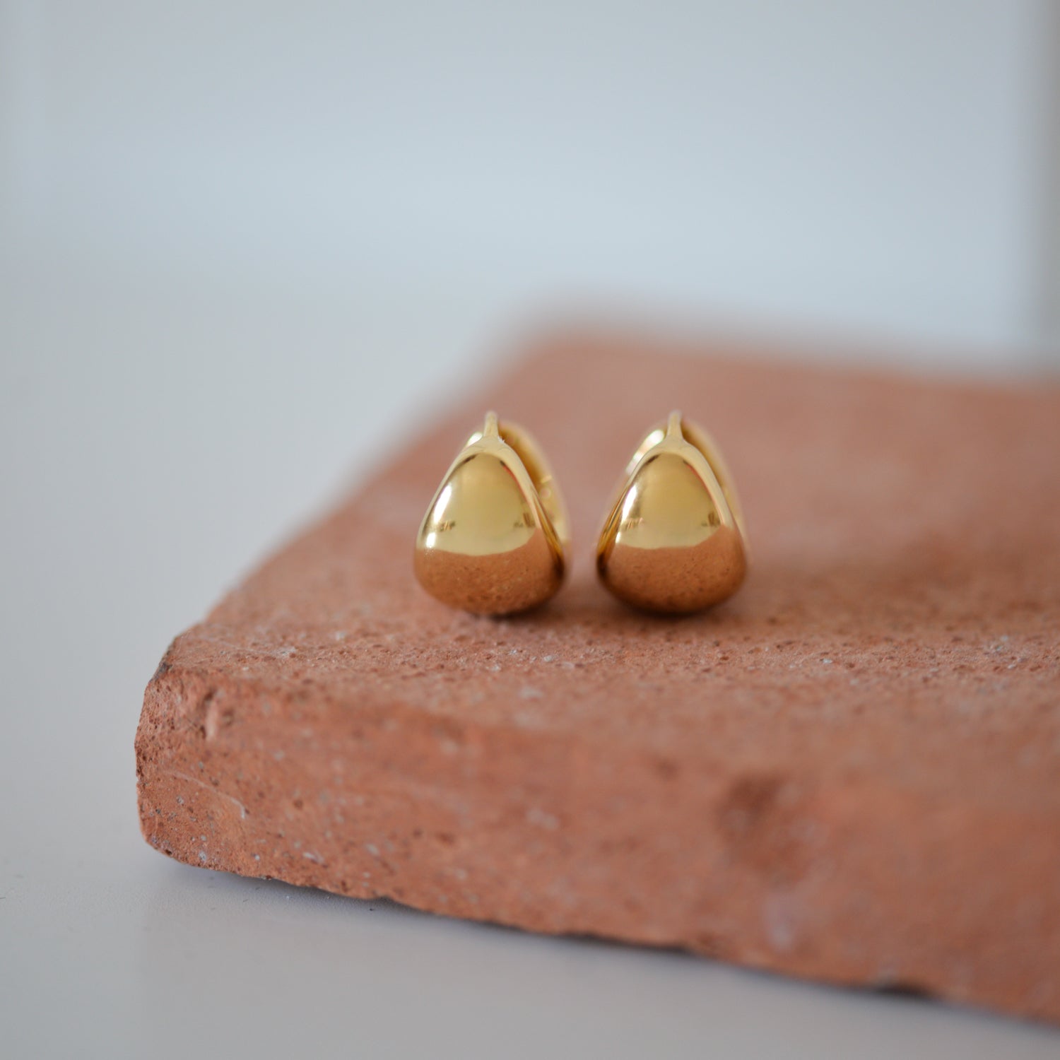 Jua Chunky Huggie Earrings / Gold