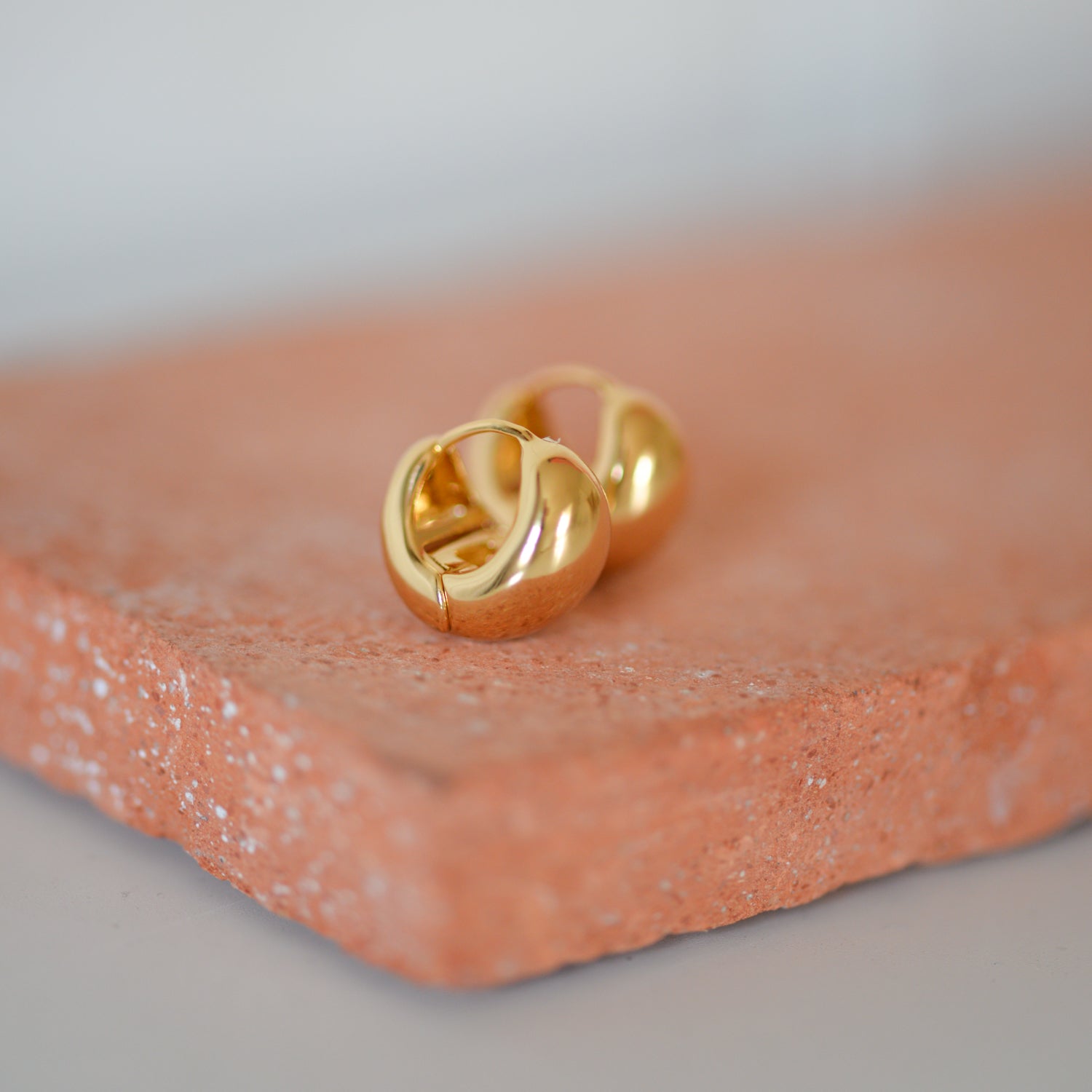 Jua Chunky Huggie Earrings / Gold