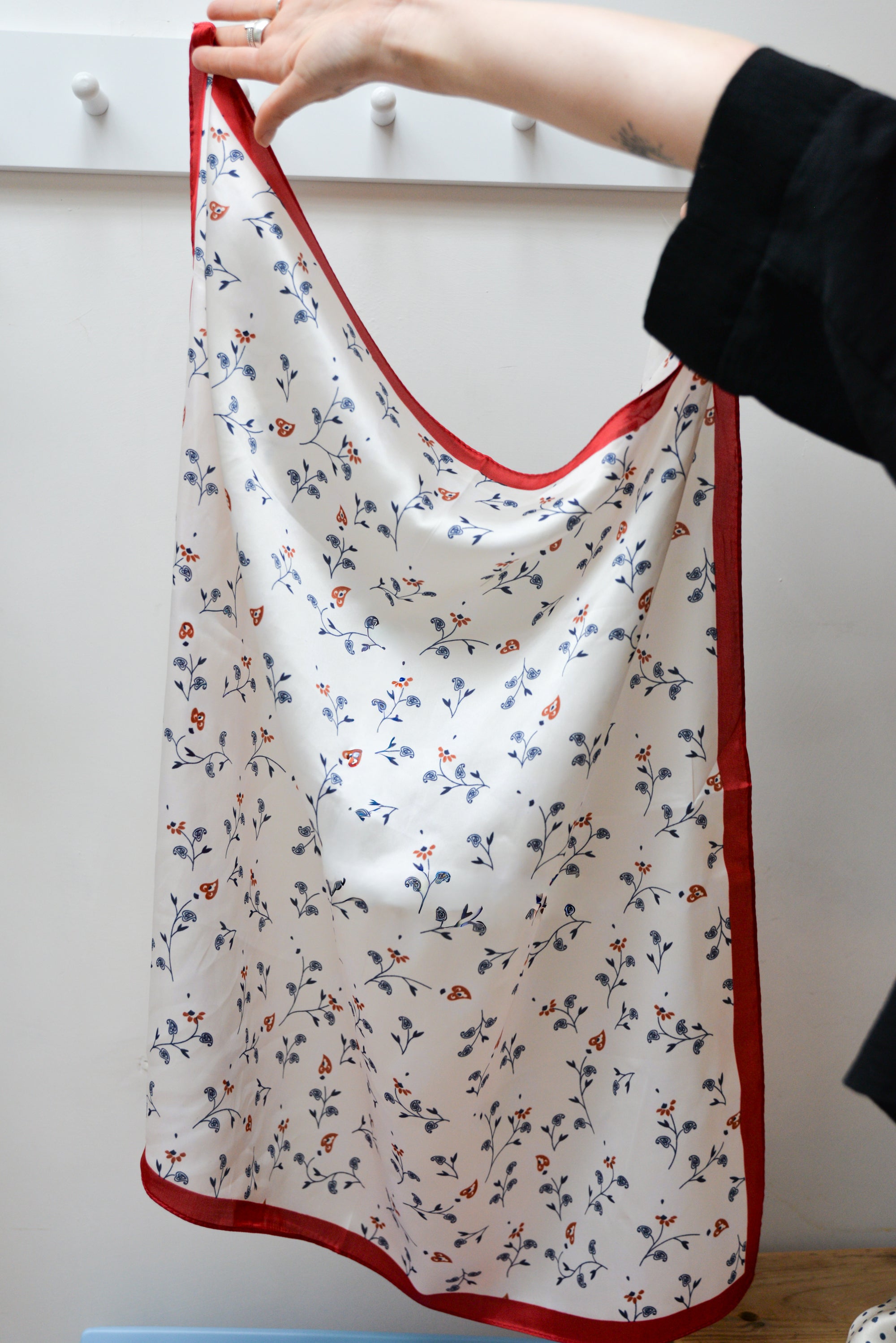 Patterned Neck Scarf / Red Flowers